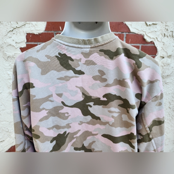 Small fit MEDIUM ?? women NIKE cropped sweatshirt camo pink - Picture 10 of 16